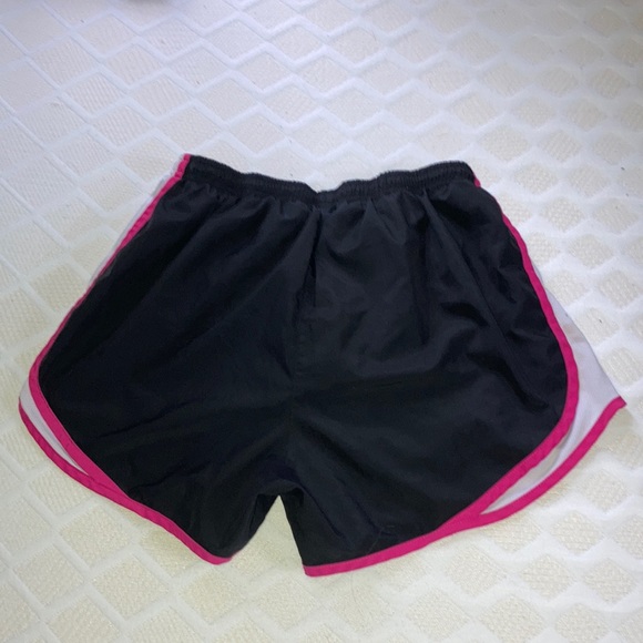 Size medium women’s Nike shorts - Picture 2 of 3